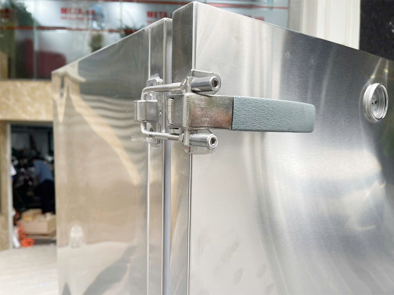 Thiết kế hiện đại với bề mặt sáng bóng, dễ vệ sinh cùng nhiều tính năng an toàn khác