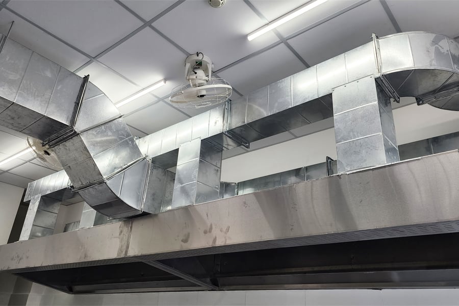 Hệ thống hút mùi, lọc khí bếp nhà hàng hoạt động theo nguyên lý hút – lọc – xả tuần hoàn