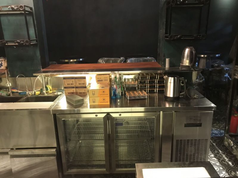 Bàn đông lạnh được thiết kế thông minh có thể vừa làm bàn thao tác vừa là khoang lưu trữ thực phẩm