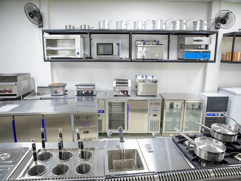 Dụng cụ bếp nhà hàng cần đáp ứng yêu cầu về khả năng chịu tải và độ bền cao