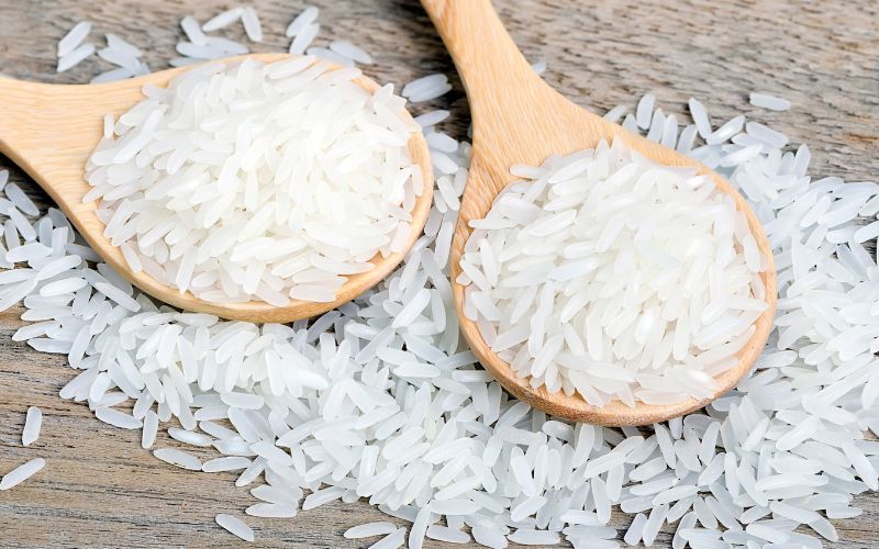 Định lượng gạo chuẩn và vo sạch gạo trước khi nấu