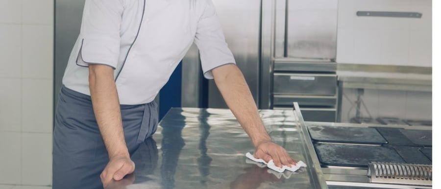 Vệ sinh đúng cách giúp bàn bếp công nghiệp luôn vệ sinh, bền đẹp