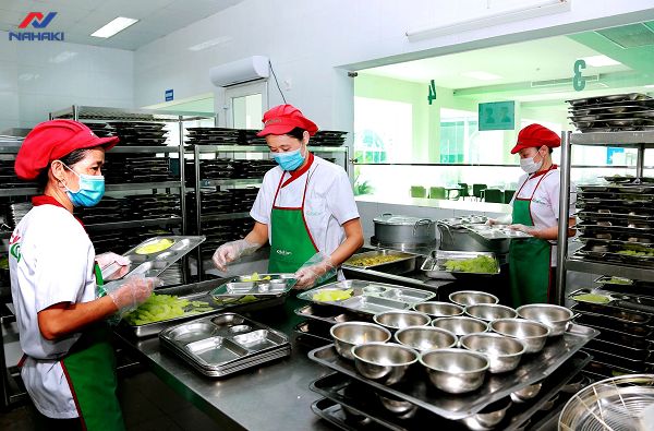 thiet-ke-bep-tap-the-quy-mo-lon-dat-chuan